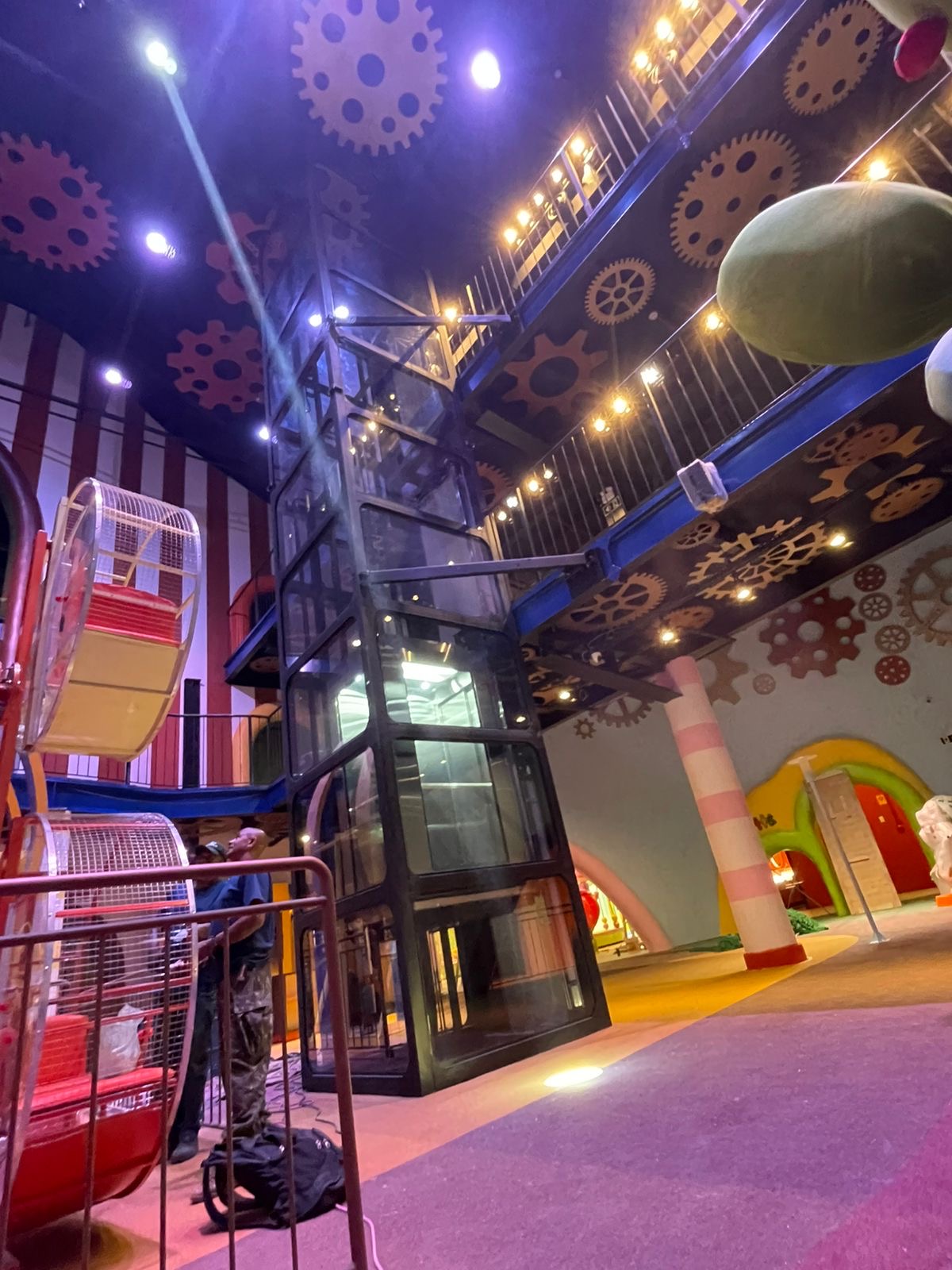 Detalhe de componentes internos durante inspeção de elevador